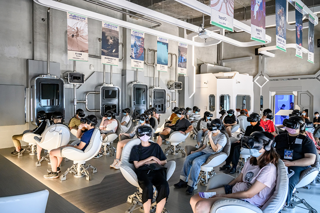 「360影廳」內配置30張可轉動的圓弧形蛋椅可集體觀影。(圖片提供/高雄市政府文化局)
