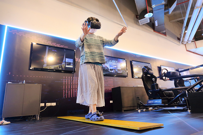 虛擬實境樂園內從寓教於樂的AR自然教學沙盤，VR射擊和結合虛擬實境的密室脫逃，到沉浸效果滿分的虛擬博物館，遊戲應有盡有、老少咸宜。(攝影/Carter)
