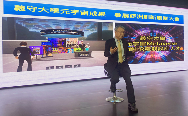 在義守大學的「元宇宙教研實踐場域」中，學生和教授們在VR虛擬世界中進行教學，以沉浸式學習探索元宇宙種種應用。(圖片提供/義守大學)
