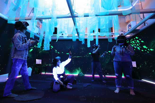 VR體感劇院以8K畫質播放，以趨近於肉眼的觀影效果，體驗最前衛的數位藝術形式，帶給觀眾更沉浸的感官體驗。(攝影/Carter)
