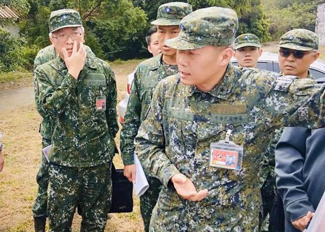 刘沛智13日视导教召场地时，因为太认真在视导教召场地的情况，没有注意到散兵坑，一不小心跌落散兵坑里，撞到右胸部轻微受伤并无大碍。(中时资料库)