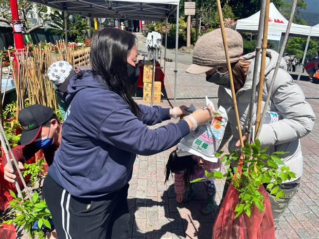 参山国家风景区管理处15日在梨山宾馆前举办紫藤赠苗活动。（陈淑娥摄）