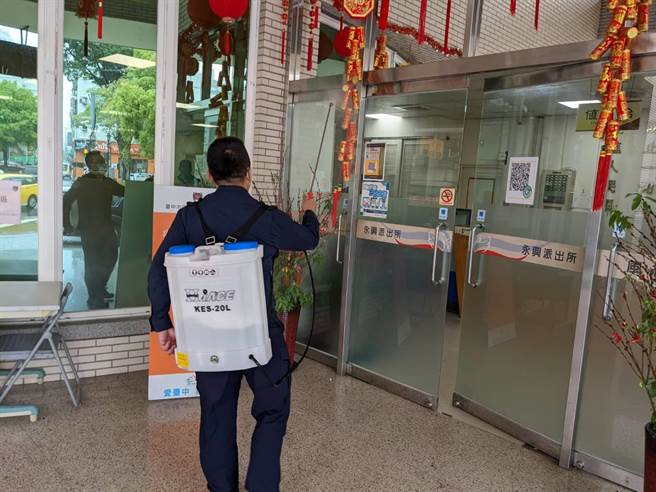 防疫視同作戰，中市警二分局進行啟動演練。（民眾提供／盧金足台中傳真）