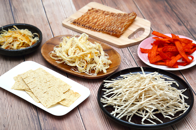 除了早期知名的珍珍魷魚絲之外，還有各式各樣的休閒食品，滿足各年齡層消費者的喜愛。(攝影/Carter)
