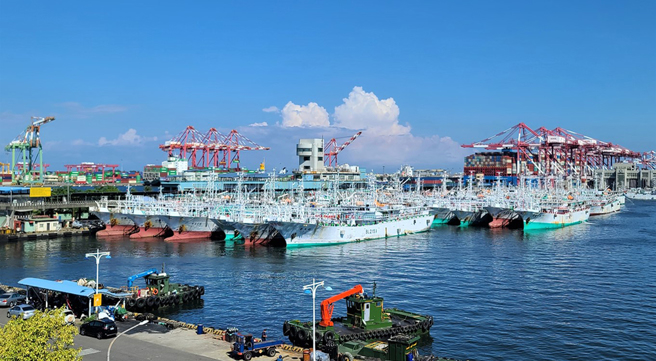 全臺最多魷釣船停泊的高雄，也是「珍珍魷魚絲」立足之地。(圖片提供/新和興海洋企業(股)公司)
