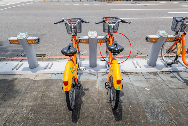 YouBike椅垫上的洞有3大用途，包括减轻车体减轻重量、通风透气，也能减少压力，提高骑乘的舒适度。（示意图／达志影像）