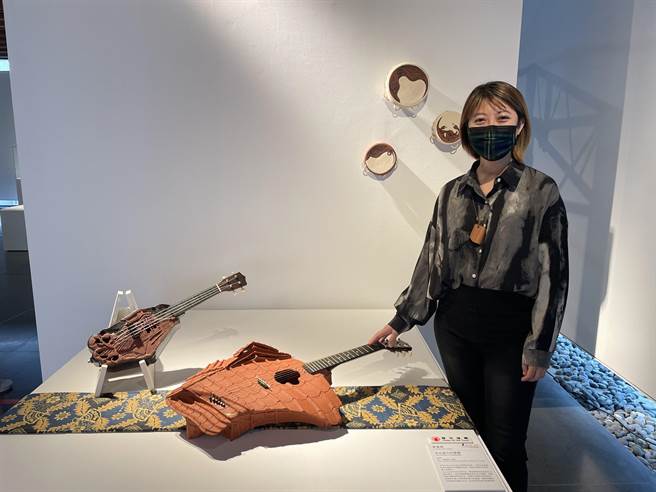 陶藝家黃偉茜以一組2件的《來自遠方的樂聲》作品獲得「實用獎」首獎肯定，為典禮上最吸睛作品，她用陶瓷製作出小型烏克麗麗與烙印印尼Jatiwangi磚瓦建築的吉他，除了具有展示功能，也能現場彈奏。（蔡雯如攝）