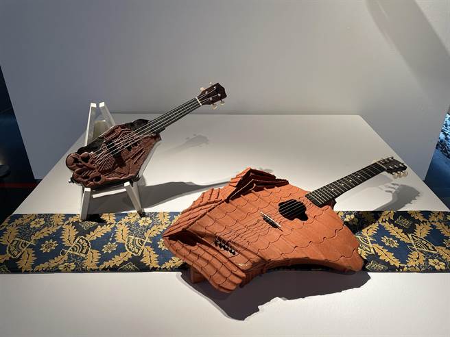 陶藝家黃偉茜以一組2件的《來自遠方的樂聲》作品獲得「實用獎」首獎肯定，為典禮上最吸睛作品，她用陶瓷製作出小型烏克麗麗與烙印印尼Jatiwangi磚瓦建築的吉他，除了具有展示功能，也能現場彈奏。（蔡雯如攝）
