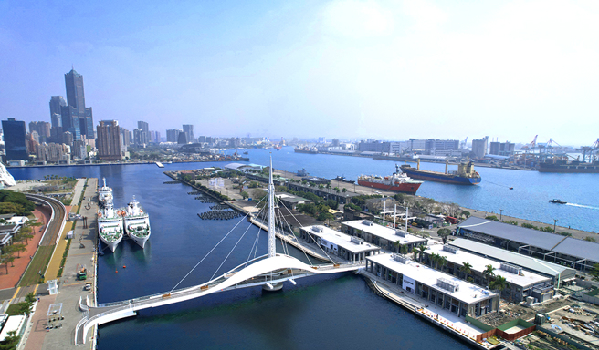 「大港仓410」以「一茶一树一咖啡 一酒一鞄一食肆」主题串联，形塑高雄生活风格。(摄影/曾信耀)
