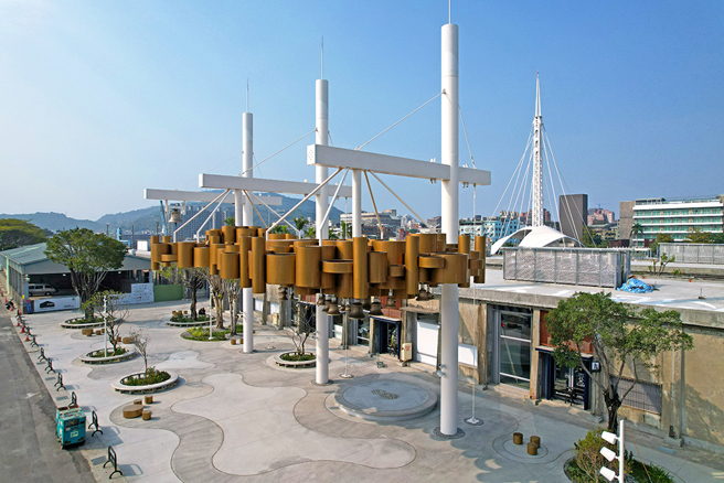 公共艺术「大港迴声」重现高雄港50年代香蕉码头起重机吊起盛装香蕉竹篓的歷史意象，是大港仓拍照打卡的人气景点。(摄影/曾信耀)