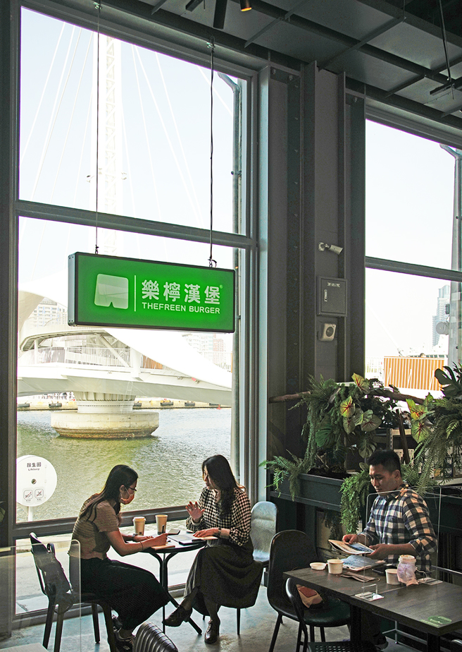 在大港仓开设高雄首店的乐柠汉堡，希望将坐在美丽水岸享用美味汉堡，形塑成一种生活态度。（摄影/曾信耀）
