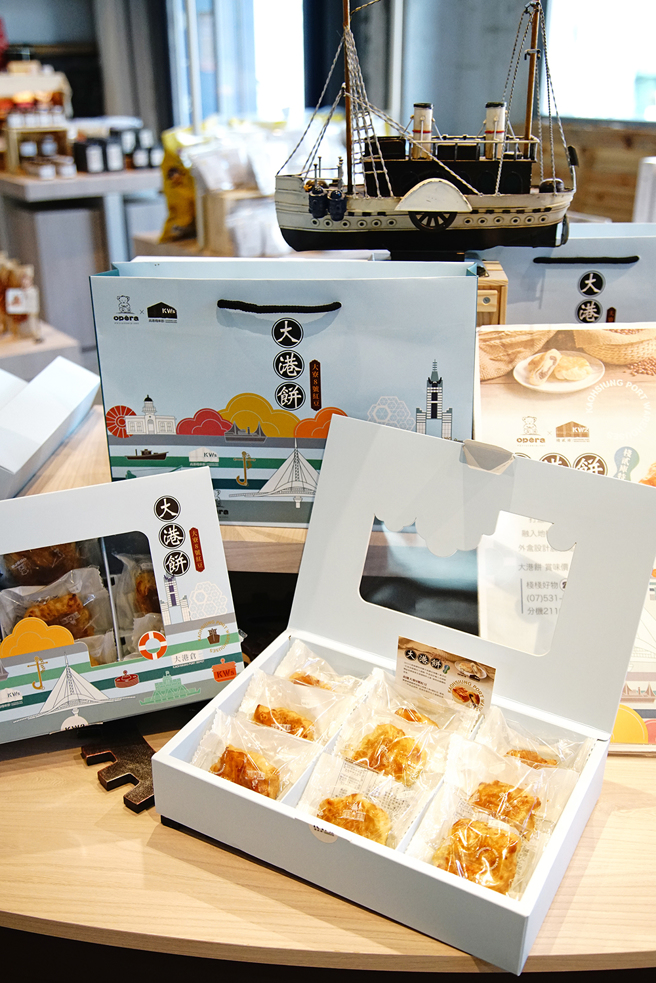 高雄在地烘焙职人欧贝拉推出的「大港饼」，从内馅口感与外包装设计都很有高雄味。(摄影/曾信耀)
