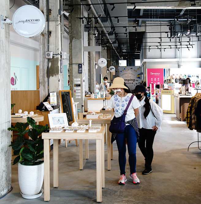 大港仓假日人潮络绎不绝，整体环境乾净整洁，适合假日全家大小一起来玩。(摄影/曾信耀)
