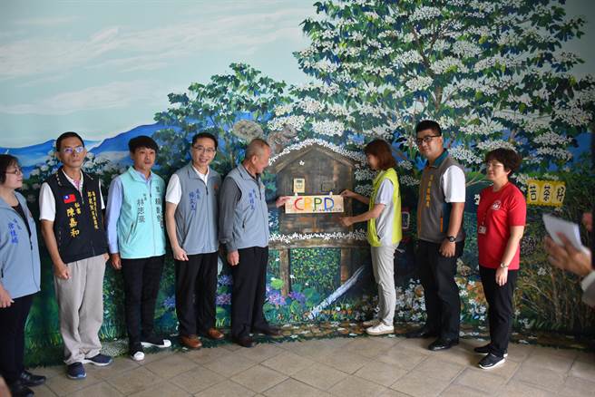 民眾黨苗栗縣黨部副執行長林志豪（左三）14日宣布退黨。（謝明俊攝）