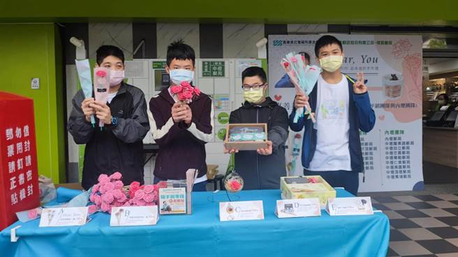 真善美社会福利基金会每年母亲节都会推出憨儿手作玫瑰花，今天在中坜邮局弹唱义卖。（赖佑维摄）