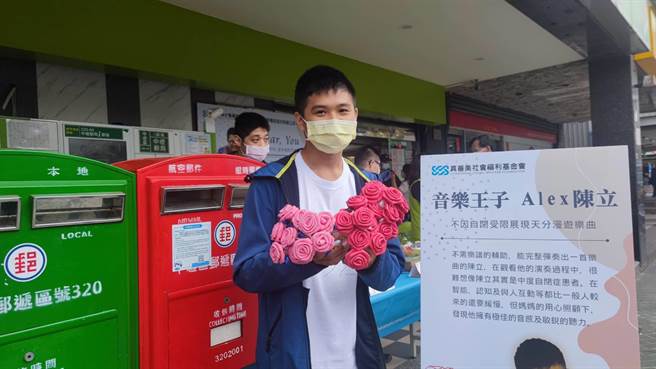 真善美社会福利基金会今天在中坜邮局，由憨儿钢琴王子阿立弹唱义卖。（赖佑维摄）