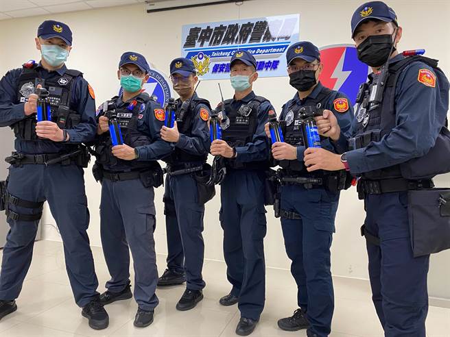 大甲妈祖回銮防滋事，中市警局保大特勤中队配发「镇暴型防护喷雾」严阵以待 。（台中市警局提供／陈淑芬台中传真）