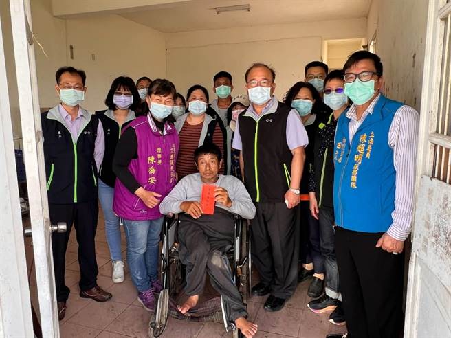 台電苗栗區處處長陳華信率領志工赴林先生住處清掃並更換燈具開關。（台電苗栗區處提供／謝明俊苗栗傳真）