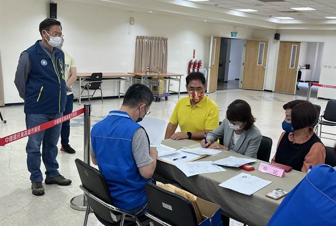 国民党高巿议员初选登记截止，有39人登记。图为日前议长曾丽燕前往登记。(国民党高巿党部提供)