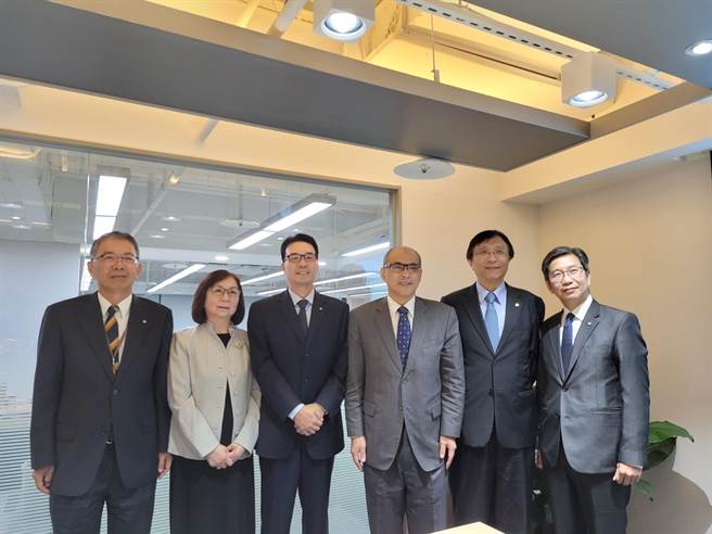 阳明经营团队。左三为总经理杜书勤、右三为董事长郑贞茂。（资料照）