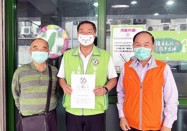 民进党台南市党部主委选举，寻求连任的潘新传（中）同额竞选。（本报资料照片）