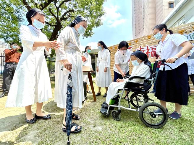 95歲許繡杏（右二）修女特地再度穿上修女會衣與其他高齡修女們一同現身，呼籲大家一同壯大社會服務的力量。（袁庭堯攝）
