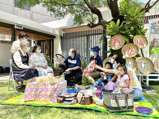 年近70歲的郭先生也帶著全家福出席，郭先生自己、兒子、孫子一家三代先後在樂仁、聖功醫院出生。（袁庭堯攝）