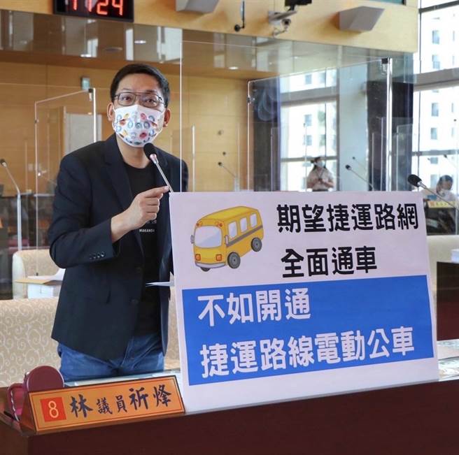 台中市议员林祺峰说中捷蓝线、橘线开工遥遥无期，建议市府仿照先前绿线捷运公车模式，先开通各捷运线站点的电动公车，培养运量与民眾搭乘习惯。（林祈峰提供／谢琼云台中传真）