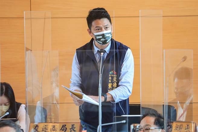 交通局长叶昭甫表示将推动捷运六大路廊干线公车，也会以「台中地区大眾捷运系统整体路网评估计画」作为基础，分阶段推动、逐步通车，加速实现台中捷运路网。（谢琼云摄）