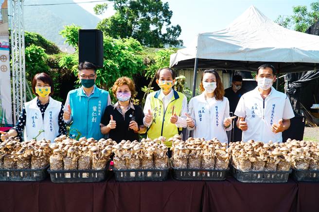 埔里镇长廖志城（右三），推动食农教育不遗余力。（民眾提供／廖志晃南投传真）