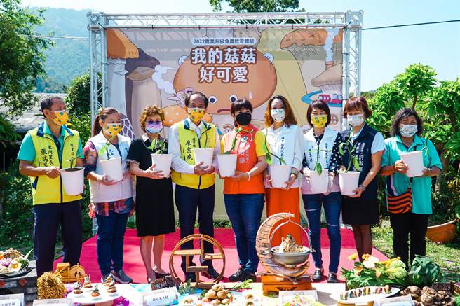 种植香菇的太空包废料，成为栽种植物的培养土。（民眾提供／廖志晃南投传真）