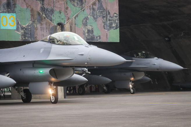 《国防新闻》透露，在新冠肺炎引发的问题下，美国对台军售项目已积压达142亿美元。图为国军F-16V。（示意图／中央社）