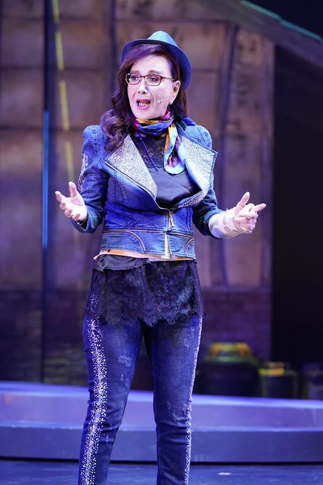 歌仔戏天王李如麟，左手裹着纱布，负伤彩排舞台剧。（照片 春河剧团提供）