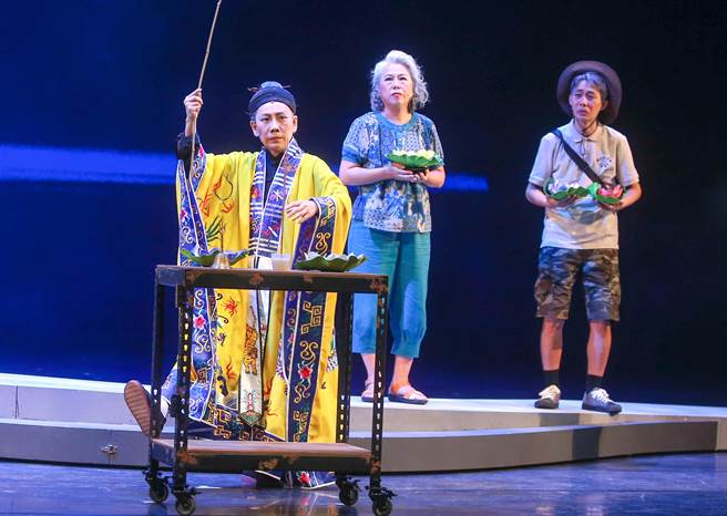 郎祖筠(前)舞台剧《魔法阿妈》不畏疫情如期演出。(照片 粘耿豪 摄)