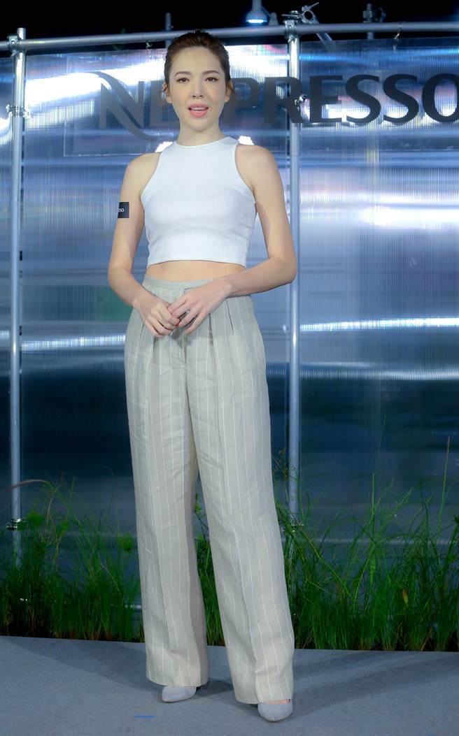 許瑋甯中空裝露出平坦小腹。（粘耿豪攝）