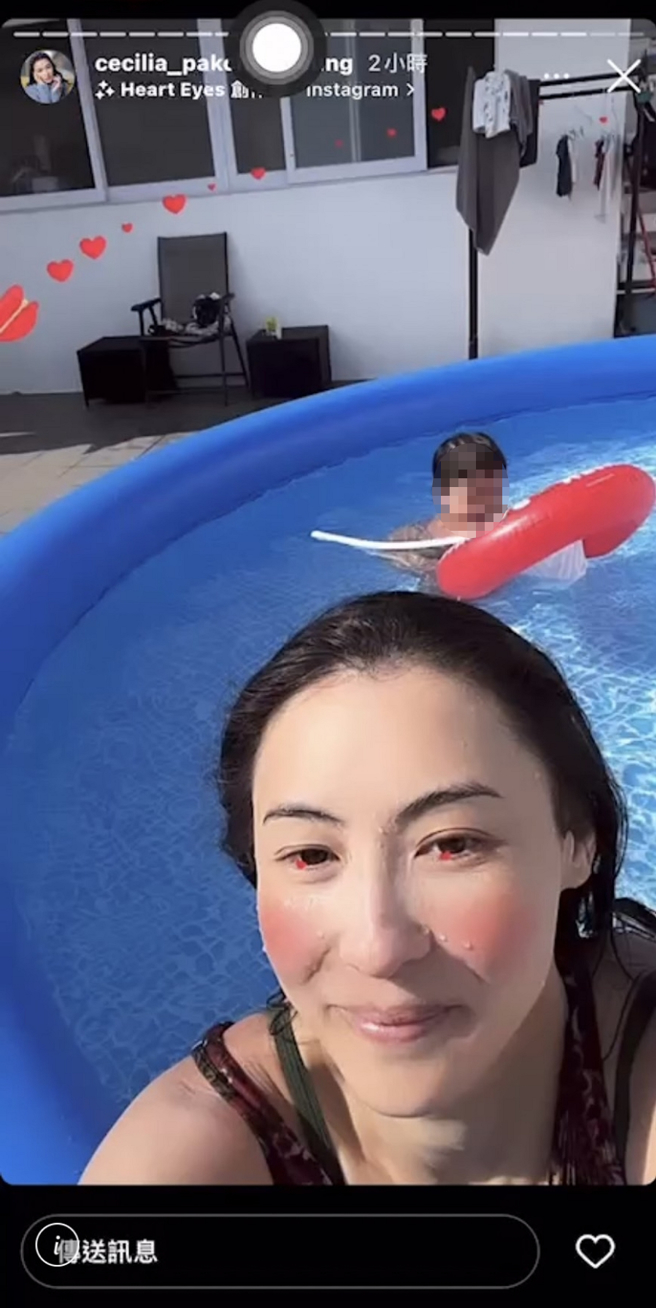 张柏芝今（15）日玩水自拍意外曝光已经4岁的小儿子清晰正面，肉嘟嘟模样和2个哥哥小时候较瘦弱大不同。(图/ 摘自张柏芝IG)