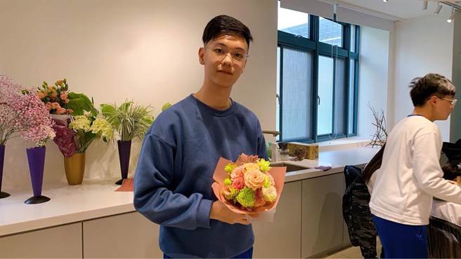 龍潭高中園藝科三年級學生袁仕華去年在全國技能競賽北區賽拿下「花藝」職類第1名，今年再度參加競賽，希望獲得佳績。（賴佑維攝）