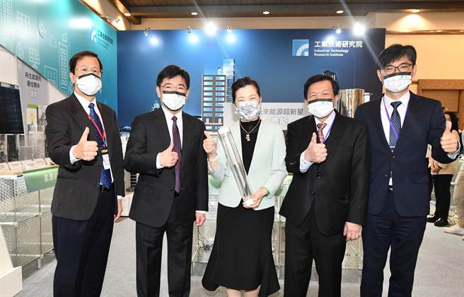 工研院今日（15）举办「打造净零时代竞争力」论坛暨特展，经济部长王美花(中)前往支持，并提到氢能、地热、储能是净零能源转型三要角。(图／工研院提供)