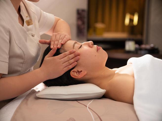 （台北文华东方酒店携手瑞士护肤品牌VALMONT合作，于酒店芳疗中心引进VALMONT经典的脸部护肤「活力生机」疗程。图／台北文华东方酒店）