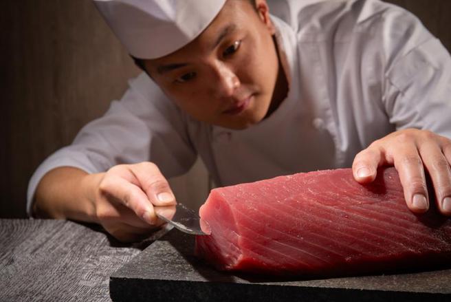 礁溪寒沐酒店「MU TABLE」自助餐厅推出母亲节限定「黑鲔鱼现切秀」。图／礁溪寒沐酒店提供