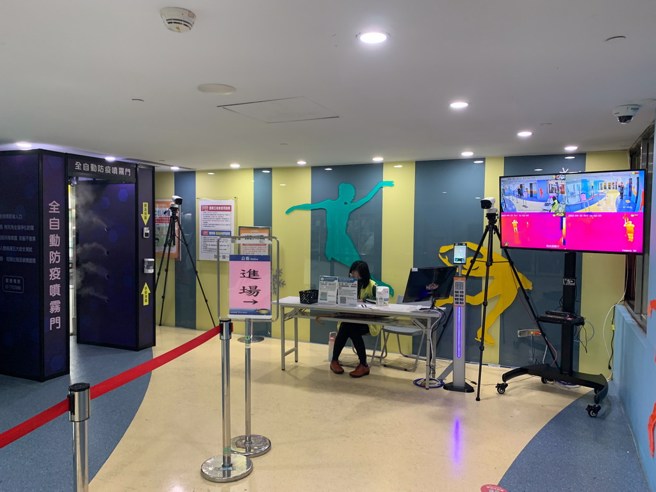小巨蛋滑冰场入口处也设置体温监测器。(大会提供)