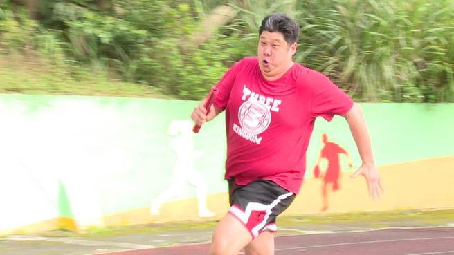 哈孝遠頂痛風跑大隊接力。（台視提供）