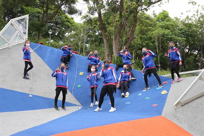 提供青少年冒險遊玩的攀爬設施，在寸土寸金的北市提供市民倘佯在自然森林，打造全新親子熱門景點，家長們可以帶著小孩來現場親自體驗，享受歡樂時光。 （趙雙傑攝）