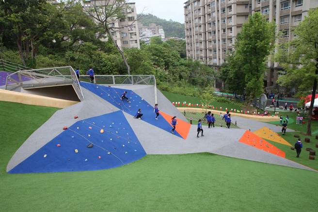 文山森林公園15日開幕，園內除了1.5公里延綿山坡地形的森林步道及山頂眺望文山美景的觀景平台外，還有提供青少年冒險遊玩的攀爬設施。 （趙雙傑攝）