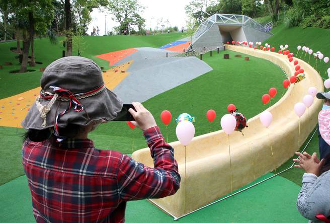 文山森林公園15日開幕，園內最引人注目的就是公園中最厲害的就是長約50公尺的磨石子溜滑梯，堪稱台北市目前最長的溜滑梯。 （趙雙傑攝）