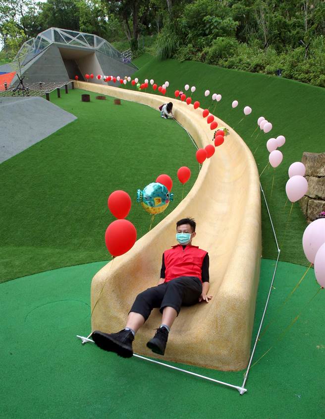 文山森林公園15日開幕，園內最引人注目的就是公園中最厲害的就是長約50公尺的磨石子溜滑梯，堪稱台北市目前最長的溜滑梯。 （趙雙傑攝）