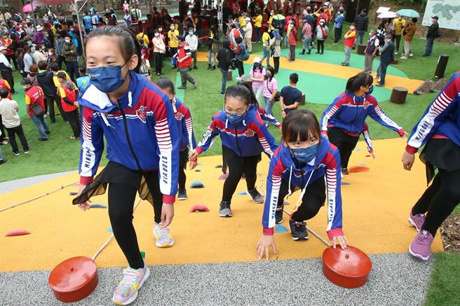 文山森林公園15日開幕，園內除了1.5公里延綿山坡地形的森林步道及山頂眺望文山美景的觀景平台外，還有提供青少年冒險遊玩的攀爬設施。 （趙雙傑攝）