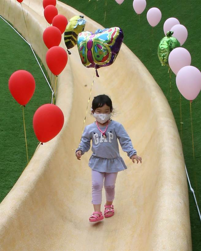 堪稱台北市目前最長的溜滑梯，雖有年齡限制12歲以上才能體驗，但有小朋友看見長溜滑梯雖不可以玩但仍開心在上行走。 （趙雙傑攝）