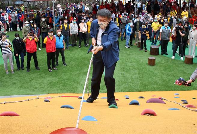 台北市長柯文哲（前）15日出席文山森林公園開幕活動，親自體驗園內設有的攀爬場。（趙雙傑攝）