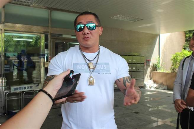 网红「馆长」陈之汉在脸书及直播中痛骂王炳忠是「狗儿子」等语，新北地院民事庭今判处馆长赔偿30万元，并须刊登判决书在FACEBOOK「飙捍」、YOUTUBE「飙悍馆长」频道置顶贴文。 （陈慰慈摄）